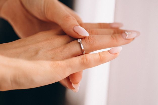 manos-femeninas-anillo-bodas